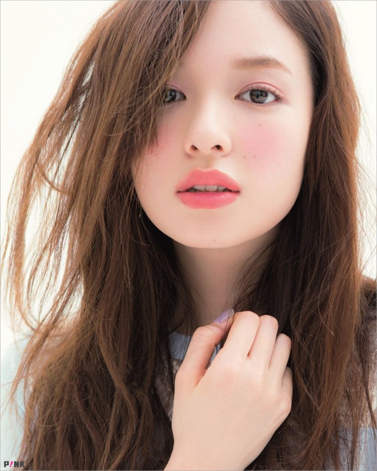 Азиатская внешность девушки