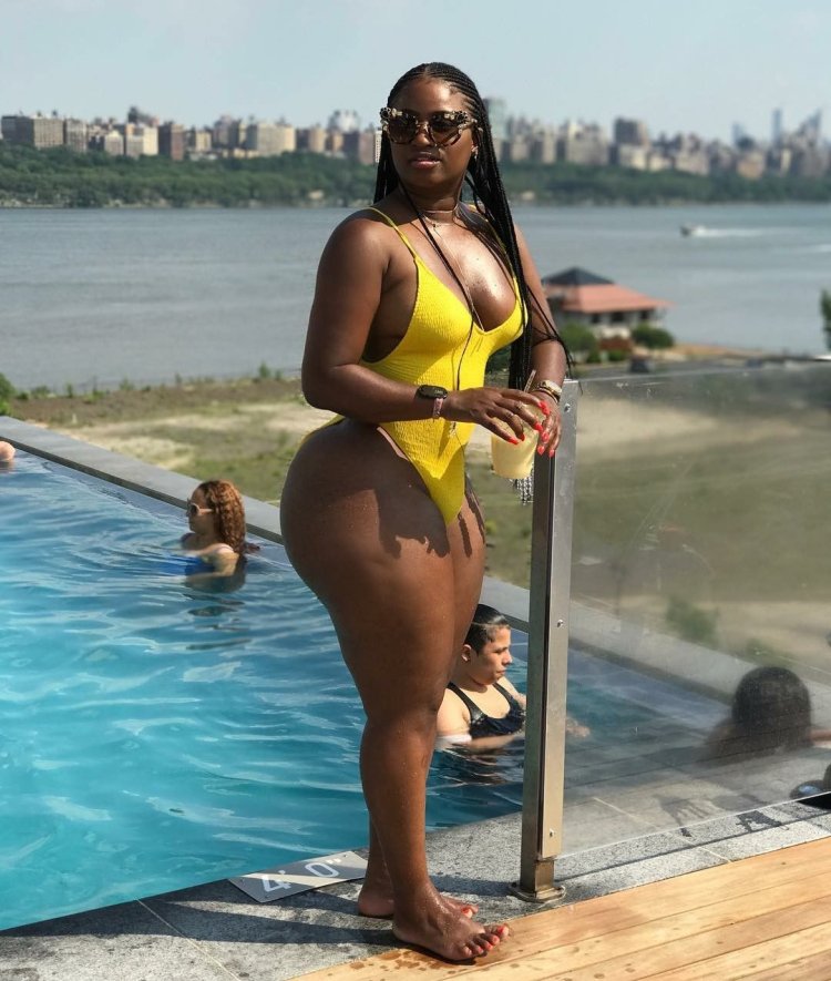 Модель плюс сайз Наоми Бэнкс