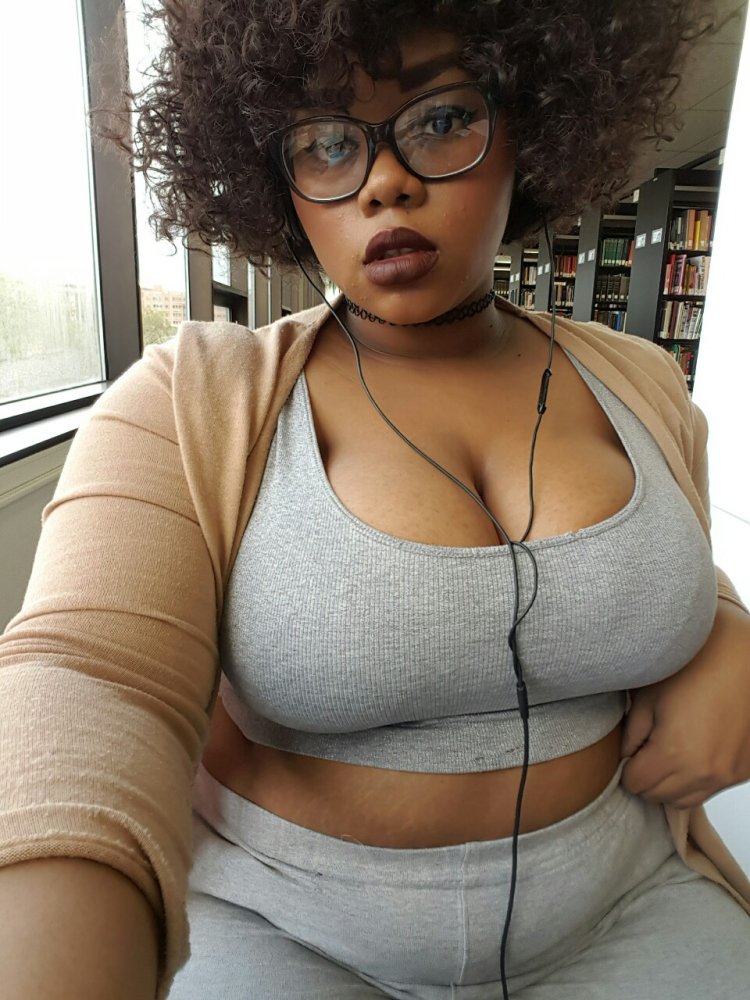 Наоми Бэнкс с широкими бедрами