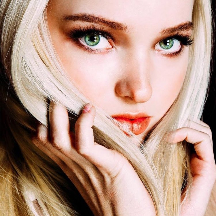 Дав Камерон с зелёными глазами