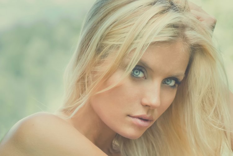 Девушка блондинка с голубыми глазами