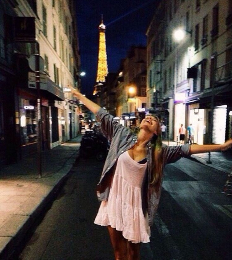 Девушка в Вечернем городе