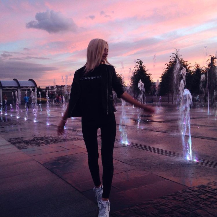 Девушка блондинка ночью в городе