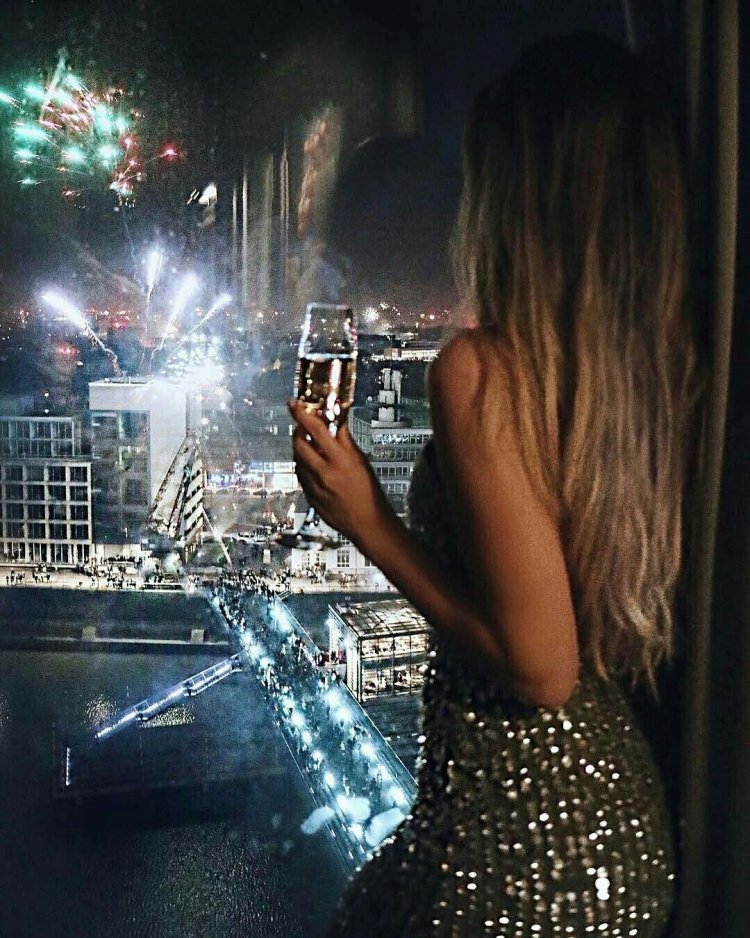 Девушка и ночной город