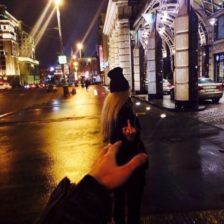 Блондинка в ночной Москве