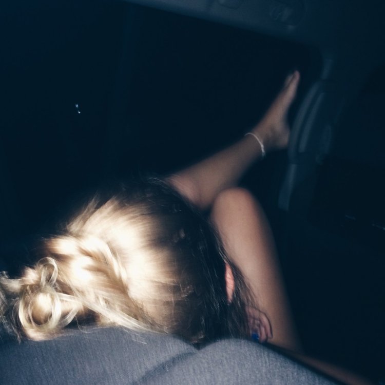 Девушка со светлыми волосами в темноте