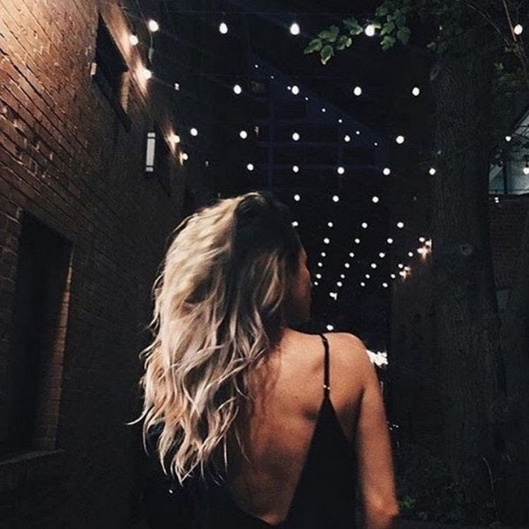 Девушка блондинка в ночи