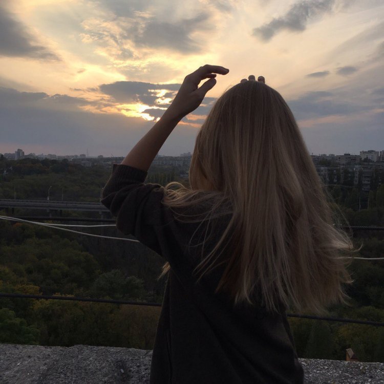 Светлая девушка без лица