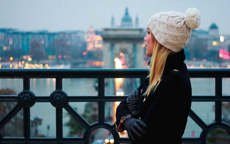 Блондинка в пальто