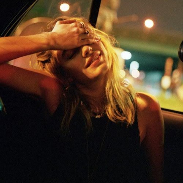 Девушка в машине ночью