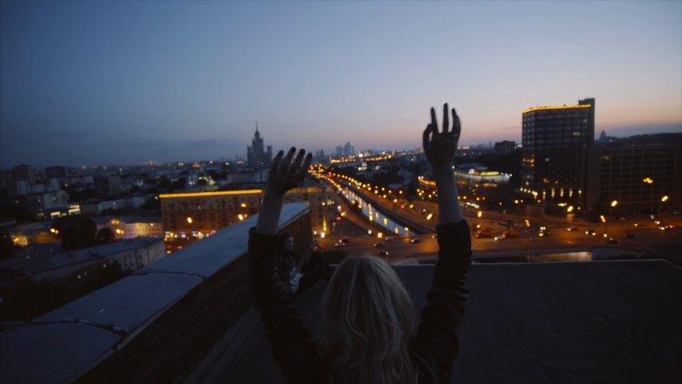 Девушка и ночной город