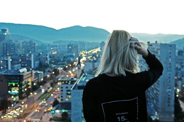 Блондинка на крыше со спины