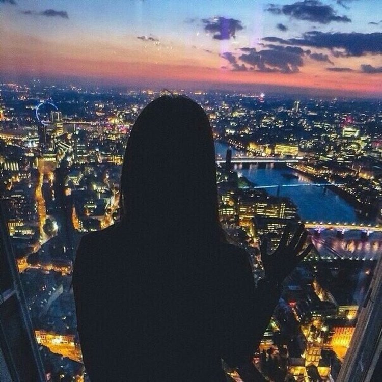 Ночной город девушка со спины