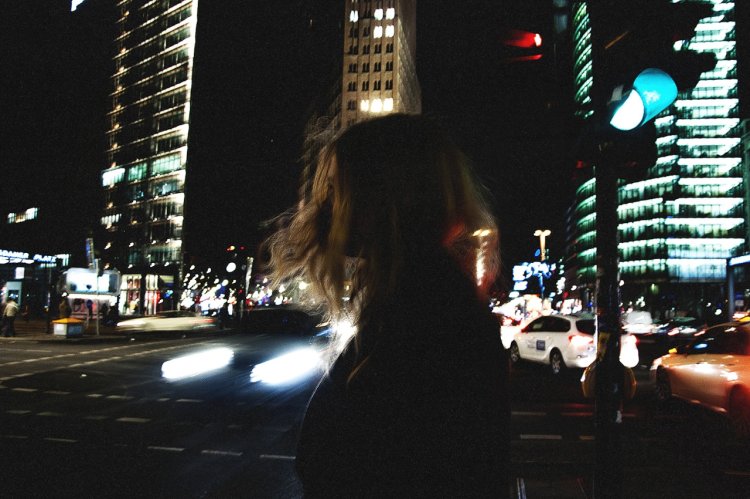 Девушка в городе Эстетика