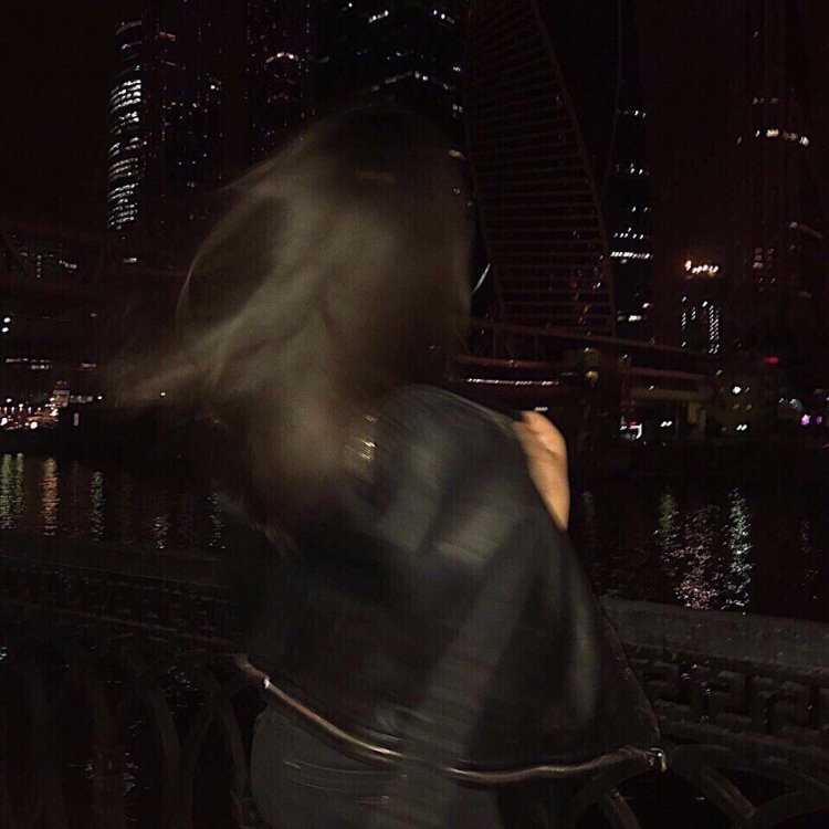 Девушка с волосами ночь