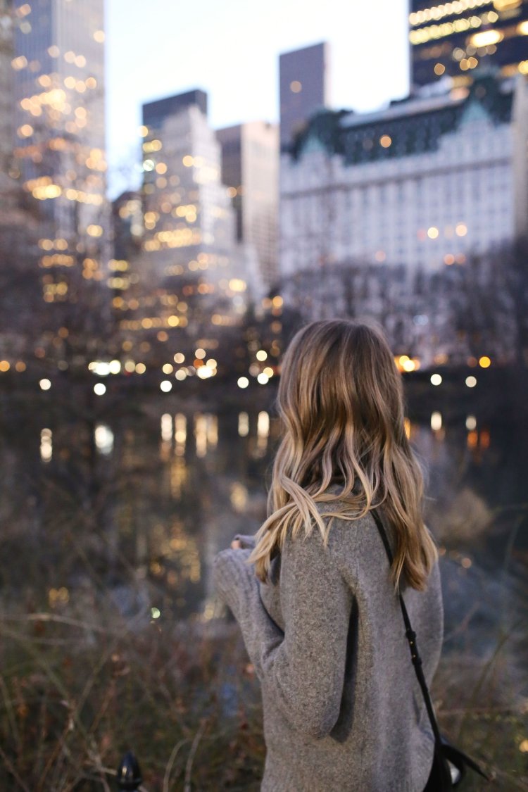 Девушка в городе со спины