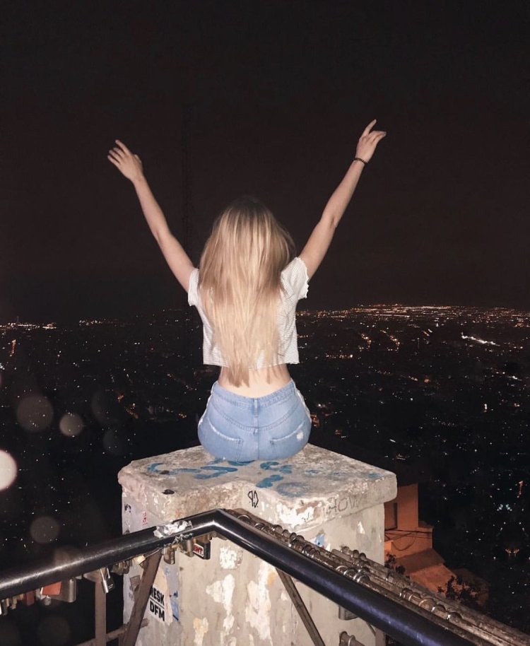 Девушка блондинка в ночи