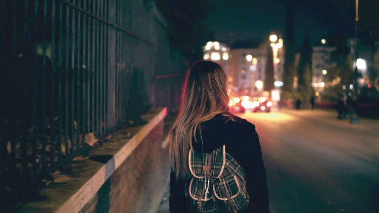 Девушка ночью в городе