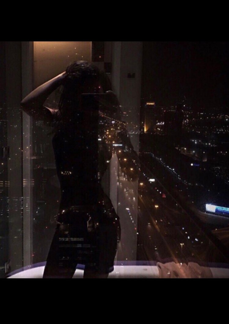 Девушки со спины брюнетки ночью