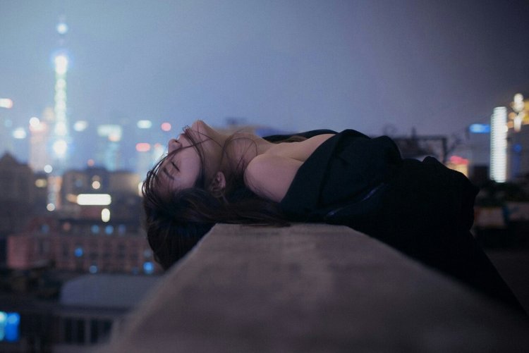 Девушка в городе Эстетика