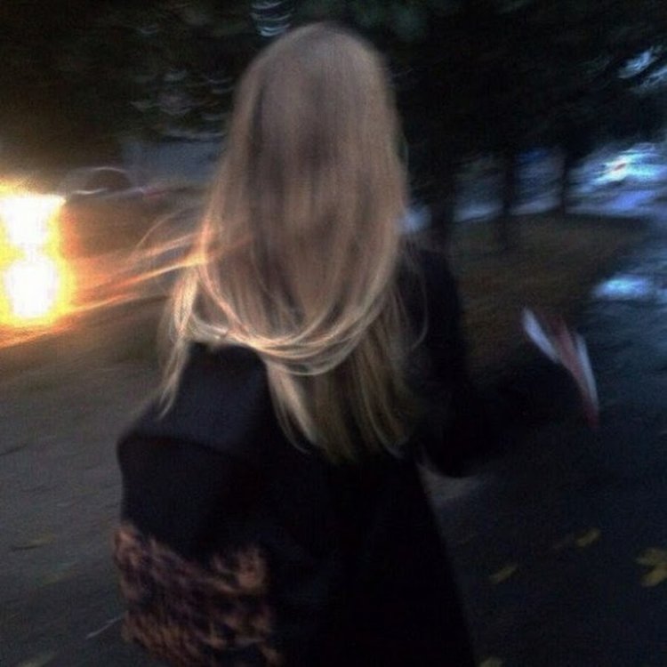 Девушка блондинка в темноте без лица