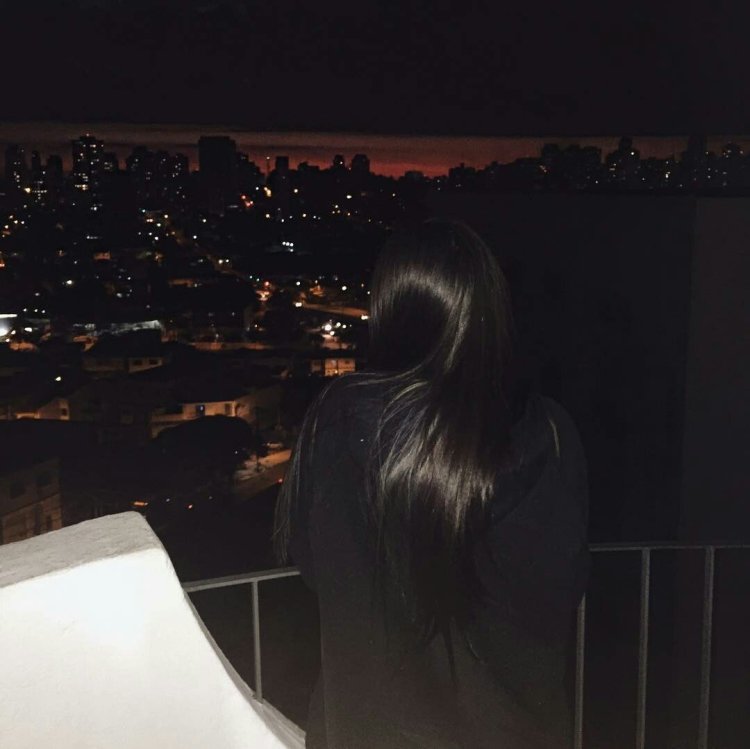 Девушка со спины ночью