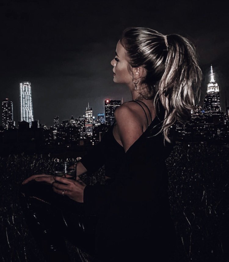 Девушка в ночном городе