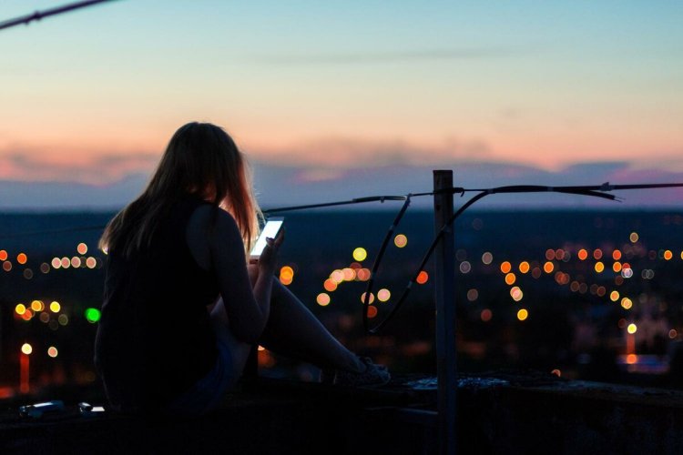 Девушка на крыше закат