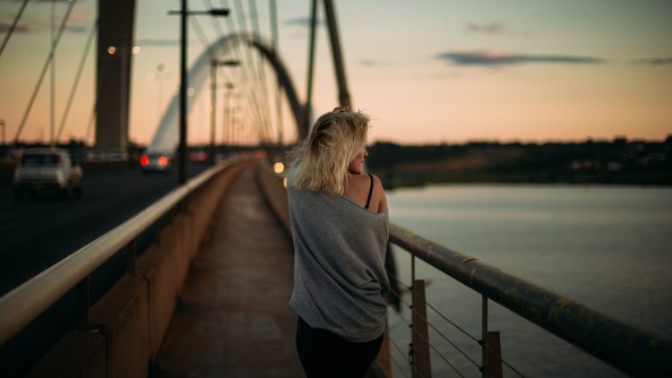 Девушка на мосту