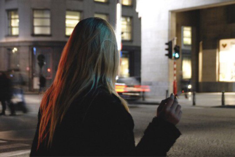 Девушка с волосами ночь