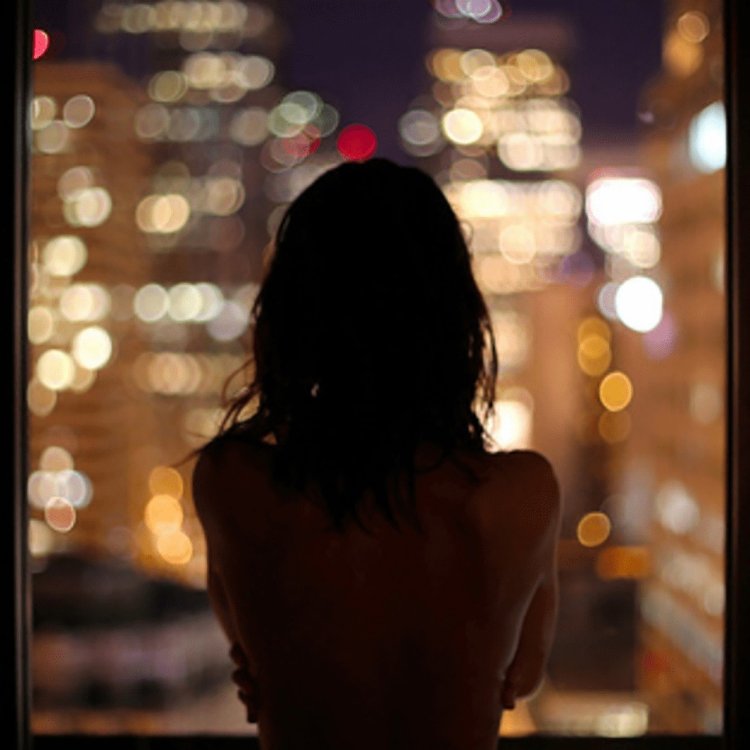Девушка со спины вечером