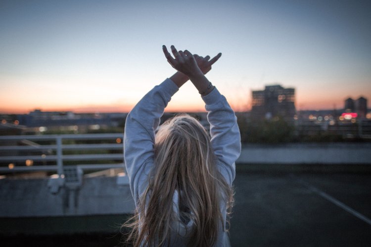 Блондинка на крыше со спины