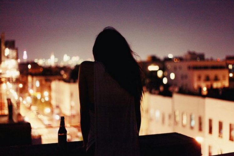 Девушка на крыше ночного города