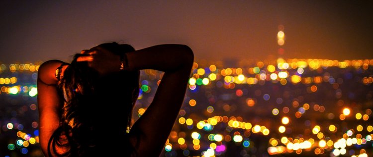 Силуэт девушки в ночном городе