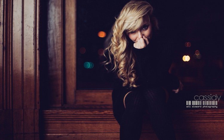 Блондинка в полумраке