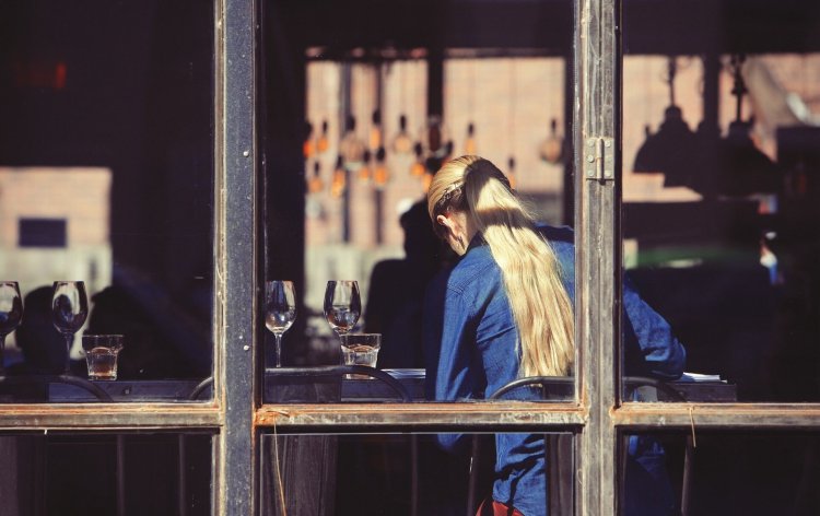 Блондинка в кафе со спины