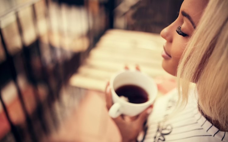 Девушка с кофе