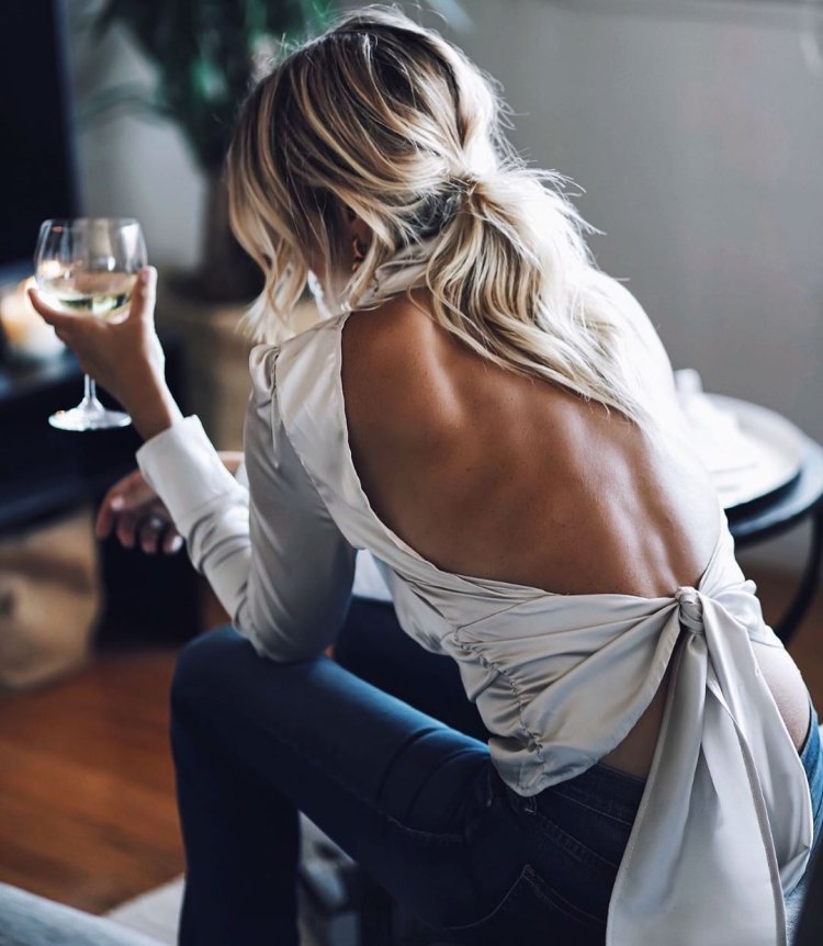 Фото девушки с белыми волосами спиной в баре