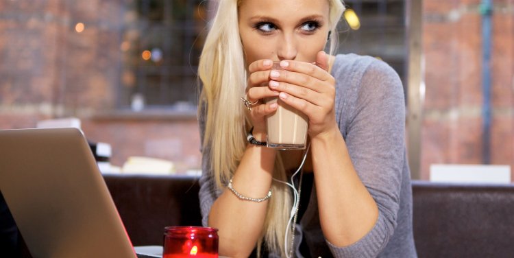 Блондинка в кафе за столиком