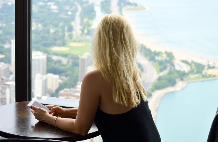 Блондинка сидит спиной