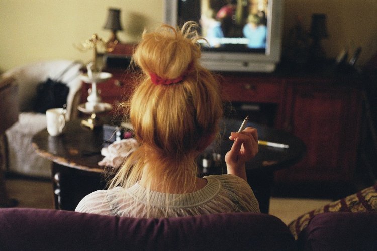 Блондинка в ресторане со спины