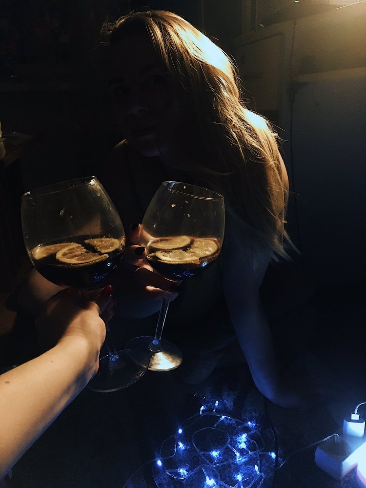 Блондинка с бокалом