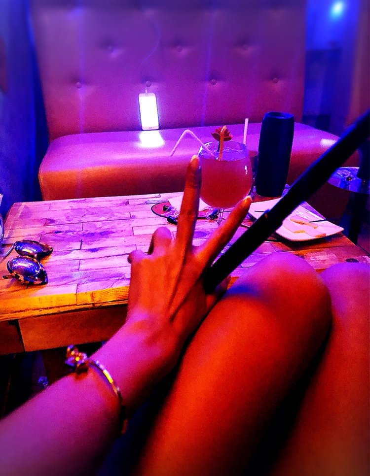 Девушка в кафе без лица