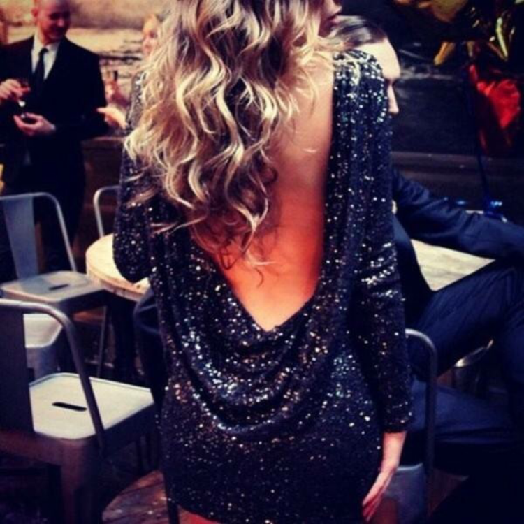 Блондинка в платье со спины