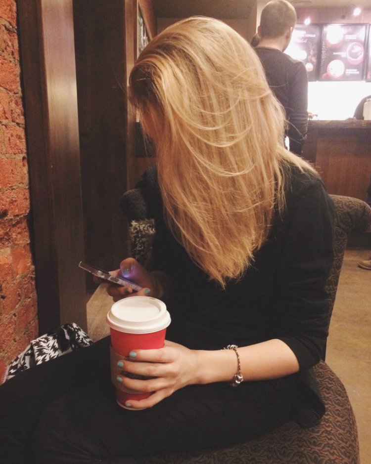 Девушка блондинка без лица