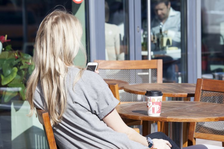 Блондинка на веранде со спины