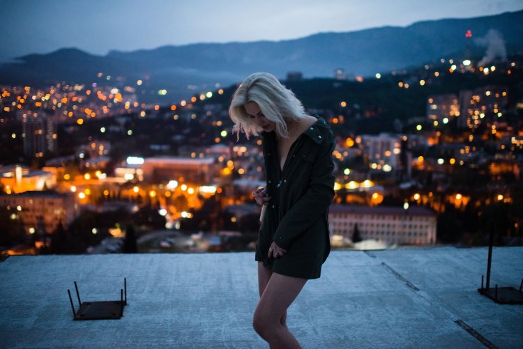 Фотосессия на фоне ночного города