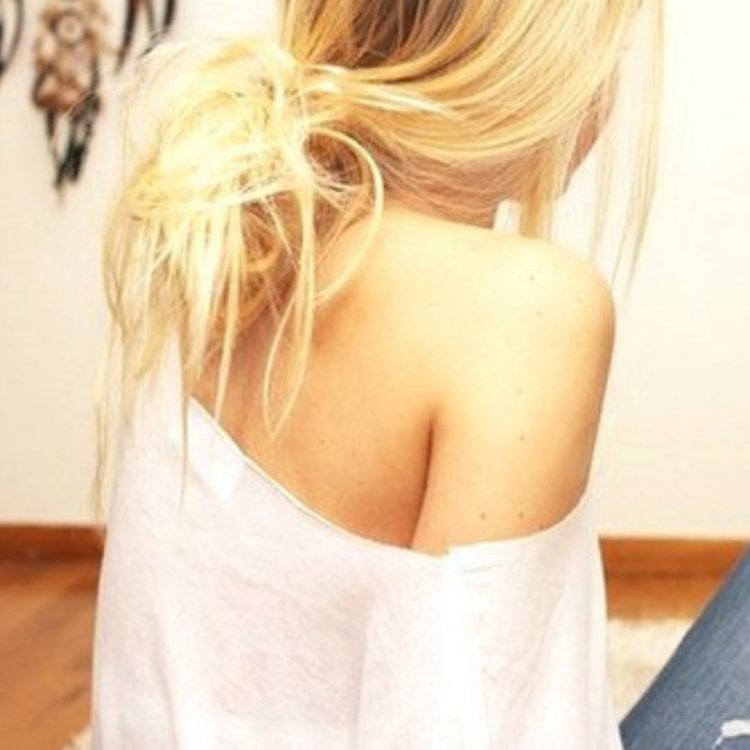 Девушка блондинка не видно лица