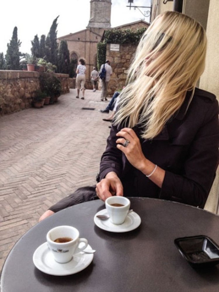 Девушка блондинка с кофе