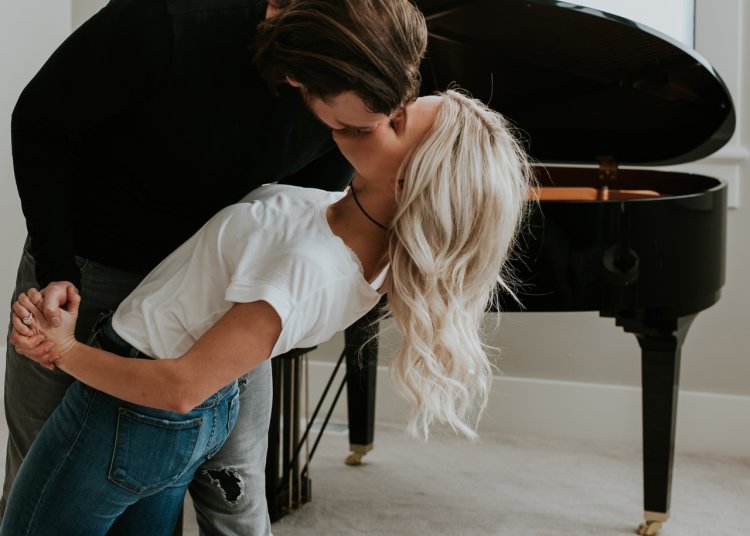 Светленькая девушка с парнем